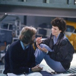 ALIENS, FROM LEFT: DIRECTOR JAMES CAMERON, SIGOURNEY WEAVER, ON SET, 1986, TM AND COPYRIGHT © 20TH CENTURY-FOX FILM CORP. ALL RIGHTS RESERVED.