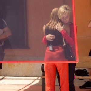 JULIETA, FROM LEFT, MICHELLE JENNER, EMMA SUAREZ, ON-SET, 2016. PH: MANOLO PAVON. ©SONY PICTURES CLASSICS