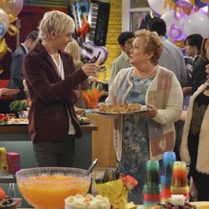 Austin & Ally, Pamela Dunlap (L), Raini Rodriguez (R), 'Austin's New Crush', Season 3, Ep. #14, ©DISNEYCHANNEL