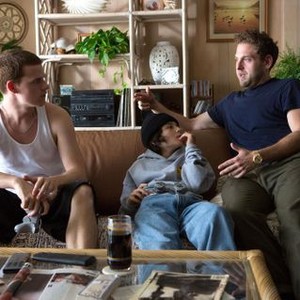 MID90S, (L TO R): LUCAS HEDGES, SUNNY SULJIC, DIRECTOR JONAH HILL, ON-SET, 2018. PH: TOBIN YELLAND/© A24
