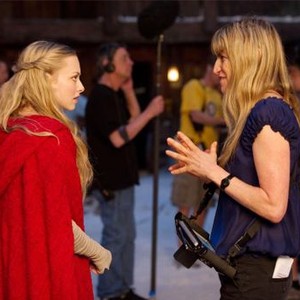 RED RIDING HOOD, from left: Amanda Seyfried, director Catherine Hardwicke, on set, 2011. ph: Kimberly French/©Warner Bros.