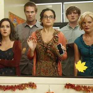 RAISING HOPE, from left: Shannon Marie Woodward, Garret Dillahunt, Jenny Slate, Lucas Neff, Martha Plimpton, 'Throw Maw Maw from the House - Part Two', Season 3, Ep. #3, 10/16/2012, ©FOX
