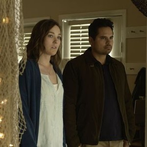 Gracepoint, Virginia Kull (L), Michael Peña (R), 'Episode Eight', Season 1, Ep. #8, 11/20/2014, ©FOX