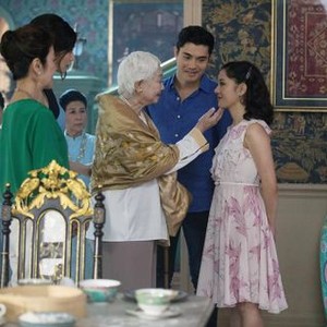 CRAZY RICH ASIANS, CENTER: LISA LU, SECOND FROM RIGHT: HENRY GOLDING, CONSTANCE WU, 2018. © WARNER BROS. PICTURES