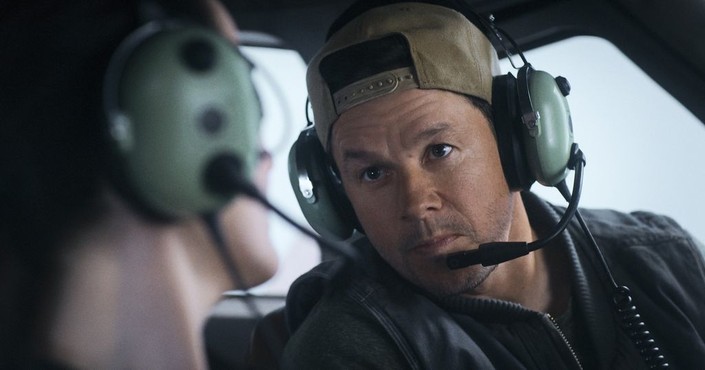 Daryl (Mark Wahlberg) attempts to charm his passenger, in "Flight Risk." (Lionsgate)