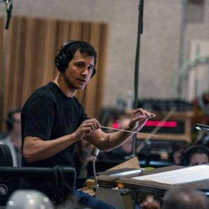 THE MOUNTAIN BETWEEN US, COMPOSER RAMIN DJAWADI CONDUCTING FILM SCORE, 2017. PH: BRET HARTMAN/TM AND COPYRIGHT ©20TH CENTURY FOX FILM CORP. ALL RIGHTS RESERVED