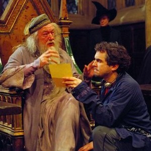 HARRY POTTER AND THE PRISONER OF AZKABAN, Michael Gambon, director Alfonso Cuaron on set, (Maggie Smith, Alan Rickman in background), 2004, © Warner Brothers