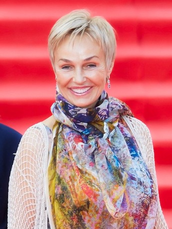 Hovuz yaqinidagi qutqaruvchi porno Qiz yashirin kamerada onanizm bilan shugullanadi.