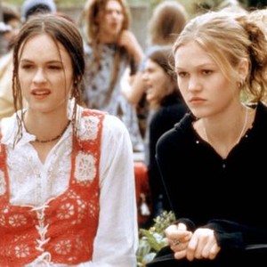 10 THINGS I HATE ABOUT YOU, Larisa Oleynik, Julia Stiles, 1999. (c) Touchstone Pictures.