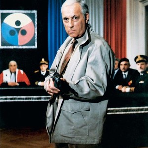 NE REVEILLEZ PAS UN FLIC QUI DORT, (aka LET SLEEPING COPS LIE), Michel Serrault, 1988, (c) Esplanade