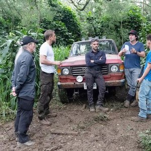 TRIPLE FRONTIER, 2ND FROM LEFT CHARLIE HUNNAM; CENTER: OSCAR ISAAC, 2ND FROM RIGHT: DIRECTOR J.C. CHANDOR, ON SET, 2019. PH: MELINDA SUE GORDON/© NETFLIX