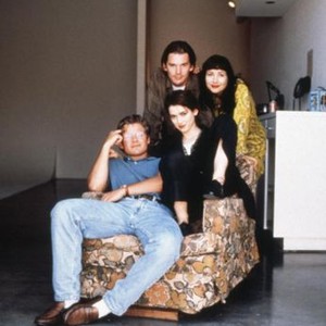 REALITY BITES, in chair from left: Steve Zahn, Winona Ryder, behind chair from left: Ethan Hawke, Janeane Garofalo, 1994, (c) Universal