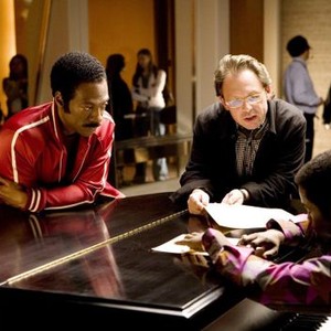 DREAMGIRLS, Eddie Murphy (left), director Bill Condon (center), on set, 2006. ©DreamWorks