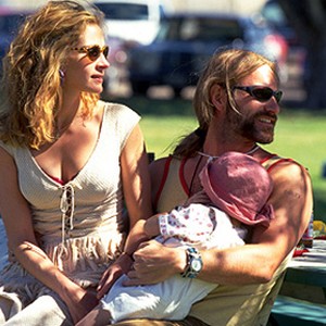 (L-R) Julia Roberts as Erin Brockovich and Aaron Eckhart as George in "Erin Brockovich." photo 12