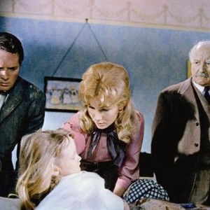 THE THREE LIVES OF THOMASINA, Patrick McGoohan (left), Karen Dotrice (in bed), Susan Hampshire (leaning over), Laurence Naismith (right), 1964