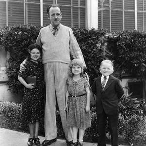 FREAKS, director Tod Browning (second from left) with from left: Gracie Doll, Daisey Earles, Harry Earles on set, 1932,  freaks1932-fsct07, Photo by:  (freaks1932-fsct07)