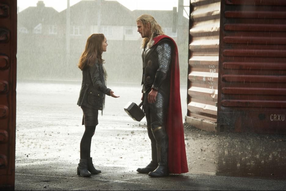 Thor berusaha melindungi Jane Foster dari Malekith yang berusaha mengincar Aether dalam diri Jane Foster.