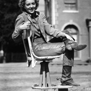 THE DESPERADOES, Evelyn Keyes, relaxing on-set, 1943