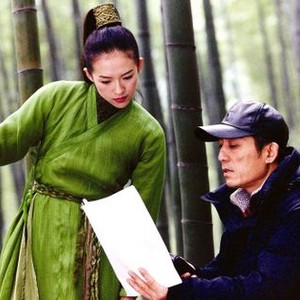 HOUSE OF FLYING DAGGERS, (aka SHI MIAN MAI FU), Ziyi Zhang, director Zhang Yimou on set, 2004, (c) Sony Pictures Classics