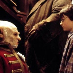 HARRY POTTER AND THE SORCERER'S STONE, Verne Troyer, Daniel Radcliffe (right), 2001