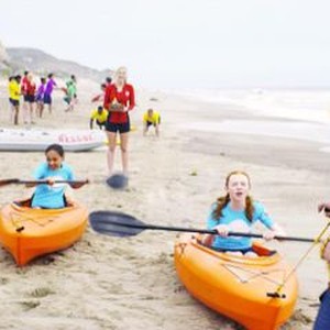 MALIBU RESCUE, (AKA MALIBU RESCUE: THE MOVIE), FROM LEFT; ALKOYA BRUNSON, BREANNA YDE, JACKIE R. JACOBSON, ABBY DONNELLY, RICARDO HURTADO, 2019. © NETFLIX