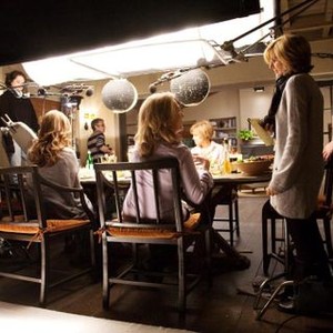 IT'S COMPLICATED, director Nancy Meyers (second from right), on set, 2009. Ph: Melinda Sue Gordon/©Universal