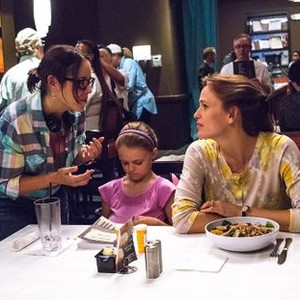 MIRACLES FROM HEAVEN, from left: director Patricia Riggen, Kylie Rogers, Jennifer Garner, on set, 2016. ph: Chuck Zlotnick/© Sony Pictures Releasing