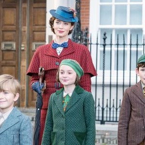 MARY POPPINS RETURNS, TOP: EMILY BLUNT AS MARY POPPINS; CHILDREN FROM LEFT: JOEL DAWSON, PIXIE DAVIES, NATHANAEL SALEH, 2018. PH: JAY MAIDMENT/© WALT DISNEY STUDIOS MOTION PICTURES