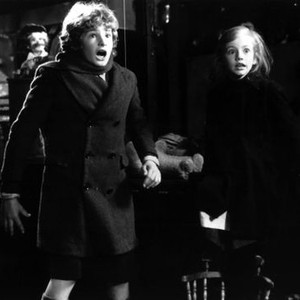 WHO SLEW AUNTIE ROO?, Mark Lester, Chloe Franks, 1971