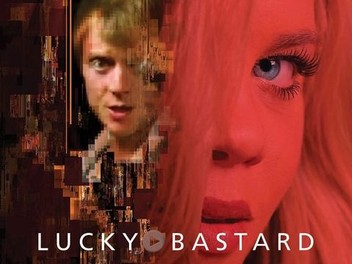 Ayollarning eshaklari va mushuklari fotosuratlari