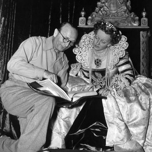 THE PRIVATE LIVES OF ELIZABETH AND ESSEX, director Michael Curtiz, Bette Davis on set, 1939