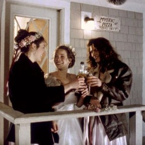 MYSTIC PIZZA, Annabeth Gish, Lili Taylor, Julia Roberts, 1988, (c)Samuel Goldwyn Films
