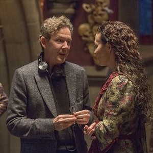 John Logan behind the scenes with Helen McCrory as Evelyn Poole in Penny Dreadful (season 2, episode 2). - Photo: Jonathan Hession/SHOWTIME