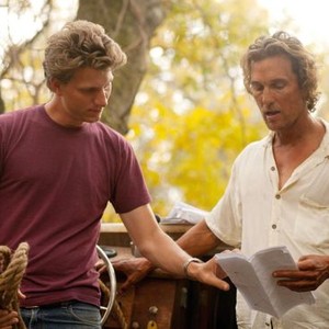 MUD, from left: director Jeff Nichols, Matthew McConaughey, on set, 2012. ph: Jim Bridges/©Roadside Attractions