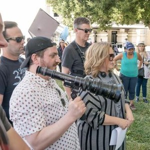 LIFE OF THE PARTY, DIRECTOR BEN FALCONE (CENTER), MELISSA MCCARTHY (FRONT RIGHT), ON SET, 2018. PH: RON BATZDORFF/© WARNER BROS.