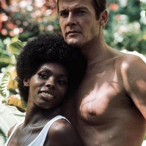 LIVE AND LET DIE, Gloria Hendry (front), Roger Moore, 1973, liveandletdie1973-fsct16, Photo by:  (liveandletdie1973-fsct16)