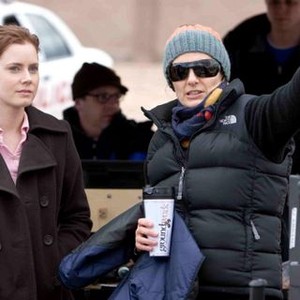 SUNSHINE CLEANING, foreground from left: Amy Adams, director Christine Jeffs, on set, 2008. ©Overture Films