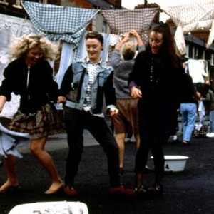 THE COMMITMENTS, Angeline Ball, Bronagh Gallagher, Maria Doyle, 1991, TM and Copyright (c)20th Century Fox Film Corp. All rights reserved.