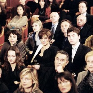 FAUTEUILS D'ORCHESTRE, (aka AVENUE MONTAIGNE, aka ORCHESTRA SEATS), Laura Morante (third row back, second from left), 2006. ©ThinkFilm