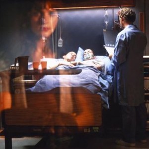 TWIN FALLS IDAHO, Michele Hicks (in reflection), Michael and Mark Polish (in hospital bed), right: William Katt, 1999, ©Sony Pictures Classics