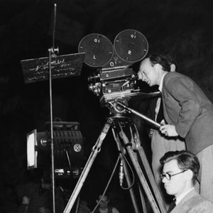 KING SOLOMON'S MINES, director Robert Stevenson at the camera on set, 1937, kingsolomonsmines1937-fsct002(kingsolomonsmines1937-fsct002.jpg)