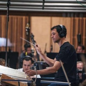 THE MOUNTAIN BETWEEN US, COMPOSER RAMIN DJAWADI CONDUCTING FILM SCORE, 2017. PH: BRET HARTMAN/TM AND COPYRIGHT ©20TH CENTURY FOX FILM CORP. ALL RIGHTS RESERVED