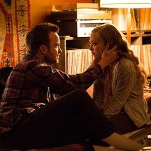 (L-R) Aaron Paul as Cameron and Amanda Seyfried as Katie Davis in "Fathers and Daughters."