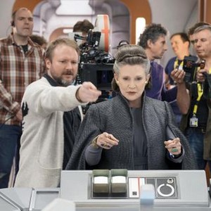 STAR WARS: THE LAST JEDI, FOREGROUND, FROM LEFT: DIRECTOR RIAN JOHNSON, CARRIE FISHER, ON SET, 2017.  PH: DAVID JAMES/© WALT DISNEY STUDIOS MOTION PICTURES/LUCASFILM LTD.