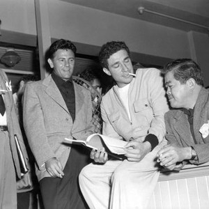 HE RAN ALL THE WAY, producer Bob Roberts, John Garfield, director John Berry, cinematographer James Wong Howe on set, 1951