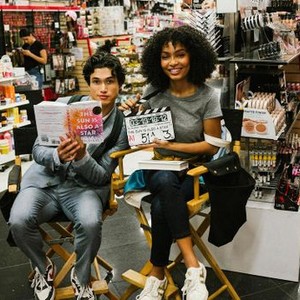 THE SUN IS ALSO A STAR, ON-SET, L TO R: CHARLES MELTON, YARA SHAHIDI, 2019. © WARNER BROS.