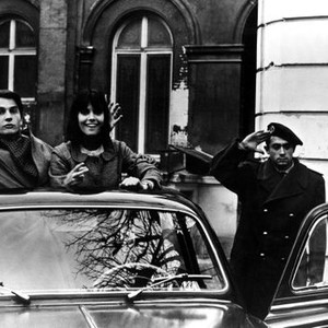 MASCULINE FEMININE, Jean-Pierre Leaud, Chantal Goya, Catherine-Isabelle Duport (far right), 1966.
