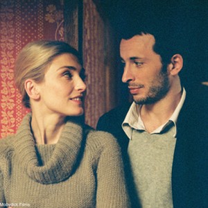 Julie Gayet as Émilie and Michaël Cohen as Gabriel in "Shall We Kiss?" photo 15