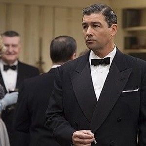(L-R) Kyle Chandler as Harge Aired in "Carol."