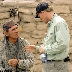 Tommy Lee Jones (l) and director/producer Ron Howard on the set of Revolution Studios' suspense thriller The Missing, a Columbia Pictures release. photo 6